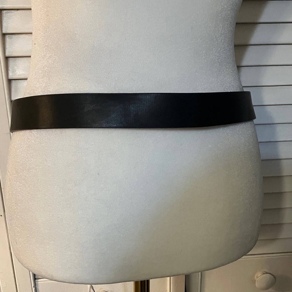 Guess Women's Belt with Black Strap and Gold Buckle - Picture 3 of 7